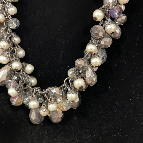 Faux pearl and iridescent beaded cluster necklace - Picture 2 of 3